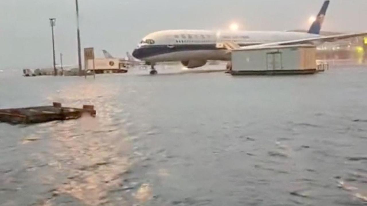 Selain itu, terjangan badai juga mengakibatkan landasan Bandara Internasional Daxing di Beijing terendam banjir.