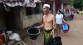 Warga membawa ember kosong saat  saat pemberian bantuan air bersih yang dilakukan Relawan Gerak Bareng di Desa Cidokom, Bogor, Jawa Barat, Kamis, 30 Juli 2026. Lebih dari 16 ribu aritr bersih dibagikan kepada warga desa. Sekitar 5000 warga terdampak kekeringan yang sudah berjalan lebih dari dua bulan