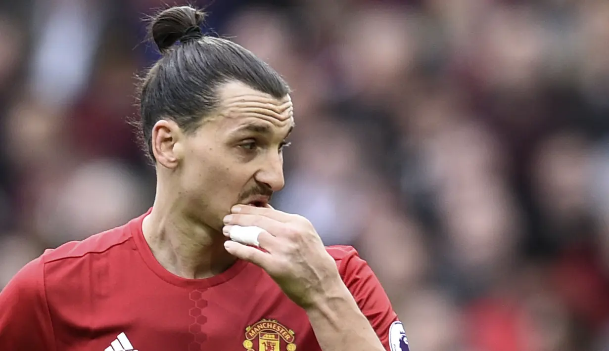 Zlatan Ibrahimovic dijatuhi hukuman larangan bermain sebanyak tiga laga oleh Asosiasi Sepak Bola Inggris (FA). Karena menyikut pemain AFC Bournemouth, Tyrone Mings pada Premier League di Old Trafford, Manchester, (4/3/2017). (AFP/Oli Scarff) 