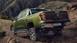 Bagian belakang dan sampingnya pun sama seperti bagian depan. Ia lebih terlihat elegan dengan door garnish chrome, elemen chrome di bumper, serta tralis atau roll bar di bagian kaca belakang yang juga berkelir chrome. Lampu belakangnya sudah menggunakan LED bar untuk lampu kota sementara lampu rem, mundur, dan sign masih menggunakan bohlam halogen. (Source: paultan.org)