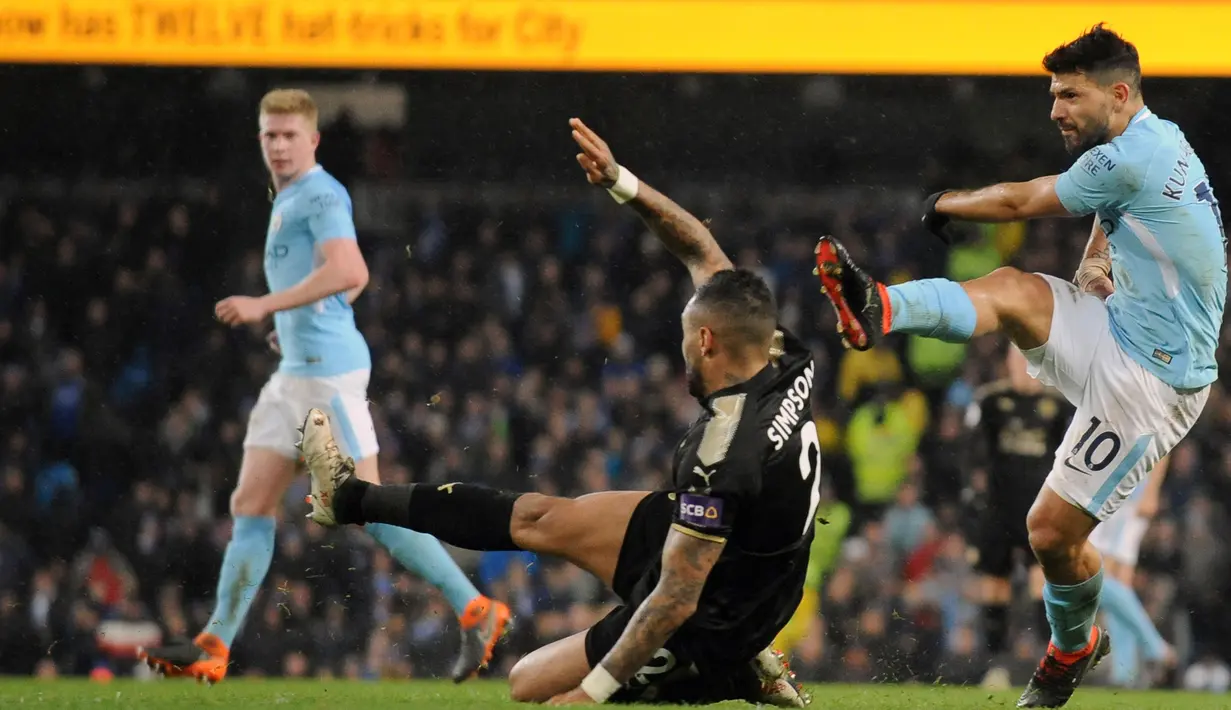 Sergio Aguero (kanan) menendang bola saat Manchester City bertanding melawan Leicester City di Stadion Etihad, Manchester, Inggris, Sabtu (10/2). Manchester City meraih 72 poin dari 27 pertandingan. (AP Photo/Rui Vieira)
