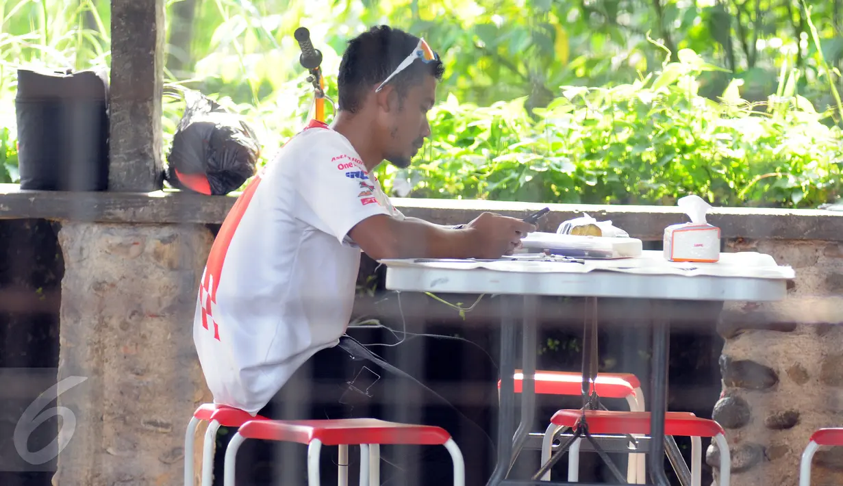M Fadli Imammudin mengevaluasi hasil latihan anak didiknya di Sentul Internasional Karting Sirkuit, Bogor, Rabu (23/2). Setahun setelah melakukan amputasi, M. Fadli baru bisa menjalani kehidupannya dengan normal. (Liputan6.com/Helmi Fithriansyah)