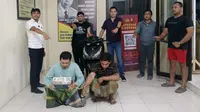 Polisi menangkap seorang pria di Banyuwangi yang mencuri motor tetangganya dan menjualnya seharga Rp 4 juta untuk judol.