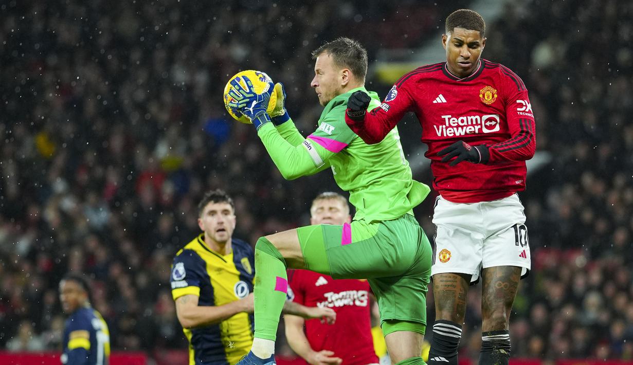 Kiper Bournemouth, Neto berhasil menangkap bola dari ancaman striker Manchester United, Marcus Rashford pada laga pekan ke-16 Liga Inggris 2023/2024 di Old Trafford Stadium, Sabtu (9/12/2023). (AP Photo/Jon Super)