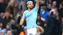 Striker Manchester City, Sergio Aguero menyapa penonton saat bertanding melawan Arsenal pada Premier League di Stadion Etihad, Manchester, Inggris, Minggu (3/2). City menang 3-1 atas Arsenal. (AP Photo/Dave Thompson)