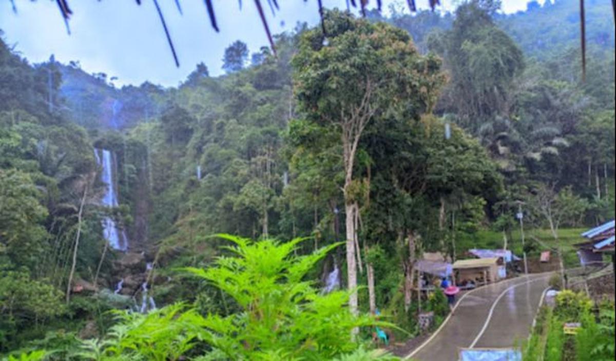 Letaknya di Pinggir Jalan