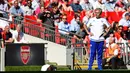 Jose Mourinho terlihat tegang saat menyaksikan anak asuhannya bertanding di Community Shield, Wembley Stadium, Inggris, Minggu (2/8/2015). Asuhan Mourinho kalah dengan skor 0 – 1 atas Arsenal. (Reuters/Dylan Martinez)