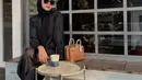 Dengan outfit serba hitam, ia berhasil berikan sentuhan detail pleats untuk sempurnakan gaya.  [Foto: Instagram/ Paula Verhoeven]