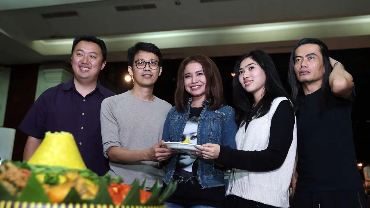 [Bintang] Video: Rossa Minta Isyana Sarasvati Bernyanyi dan Main Piano