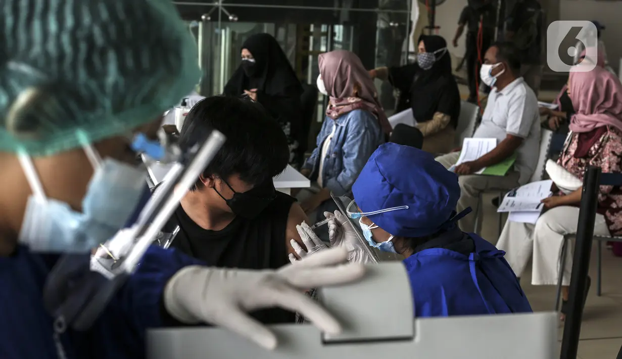Warga menjalani vaksinasi COVID-19 gratis di Stasiun MRT, Jakarta, Jumat (23/7/2021). Berdasarkan data Kementerian Kesehatan per 22 Juli 2021 pukul 12.00 WIB, 42.868.023 orang telah divaksin dosis pertama dan 16.713.406 orang telah divaksin dosis kedua. (Liputan6.com/Johan Tallo)