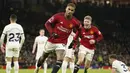 Pemain Manchester United, Marcus Rashford (tengah) merayakan golnya ke gawang Tottenham Hotspur pada laga lanjutan Liga Inggris 2023/2024 di Old Trafford, Manchester, Inggris, Senin (15/01/2024) dini hari WIB. (AP Photo/Dave Thompson)