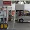 Petugas SPBU Shell mengisi bahan bakar mobil di kawasan bisnis Soewarna, Bandara Soetta, Tangerang, Banten, Kamis (19/4). Shell menambah SPBU di kawasan Bandara Soetta untuk memenuhi kebutuhan bahan bakar berkualitas.(Liputan6.com/Angga Yuniar)