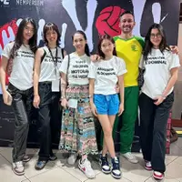 Aktor yang juga komedian Tora Sudiro menjadi salah satu yang juga ikut bermain dalam event Bahkan Voli belum lama ini. Tidak hanya mendapat semangat dari istri, Mieke Amalia yang menyaksikannya, tapi juga anak kandung dan anak sambungnya. [Instagram/t_orasudi_ro]