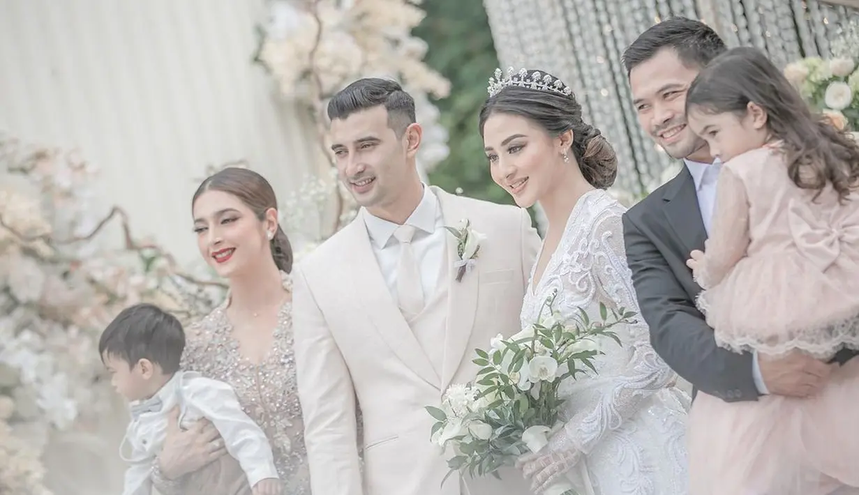 Di mata Ali, dirinya sangat bahagia karena pada akhirnya ia memiliki pasangan hidup. Mereka jadi memiliki teman untuk mengobrol dan akhirnya tidak kesepian lagi.(Instagram/alisyakieb)