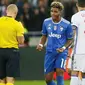 Pemain Juventus, Mario Lemina (kanan), mendapat kartu merah dari wasit setelah melanggar striker Olympique Lyon, Nabil Fekir, dalam laga Grup H Liga Champions di Stade de Lyon, Prancis, Rabu (19/10/2016) dini hari WIB. (Reuters/Robert Pratta)