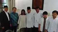 Wakil Gubernur DKI Jakarta Djarot Saiful Hidayat bersilaturahmi ke kediaman mantan Gubernur DKI Jakarta Soerjadi Soedirja. (Liputan6.com/Putu Merta)