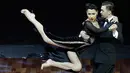 Pasangan penari tanggo Rusia, Dmitry Vasin dan Sagdiana Khamzina beraksi dalam final World Tango Championship di Buenos Aires, Argentina, Rabu, 22 Agustus 2018. Para peserta menunjukkan gaya tarian khas Tango yang atraktif. (AP/Natacha Pisarenko)