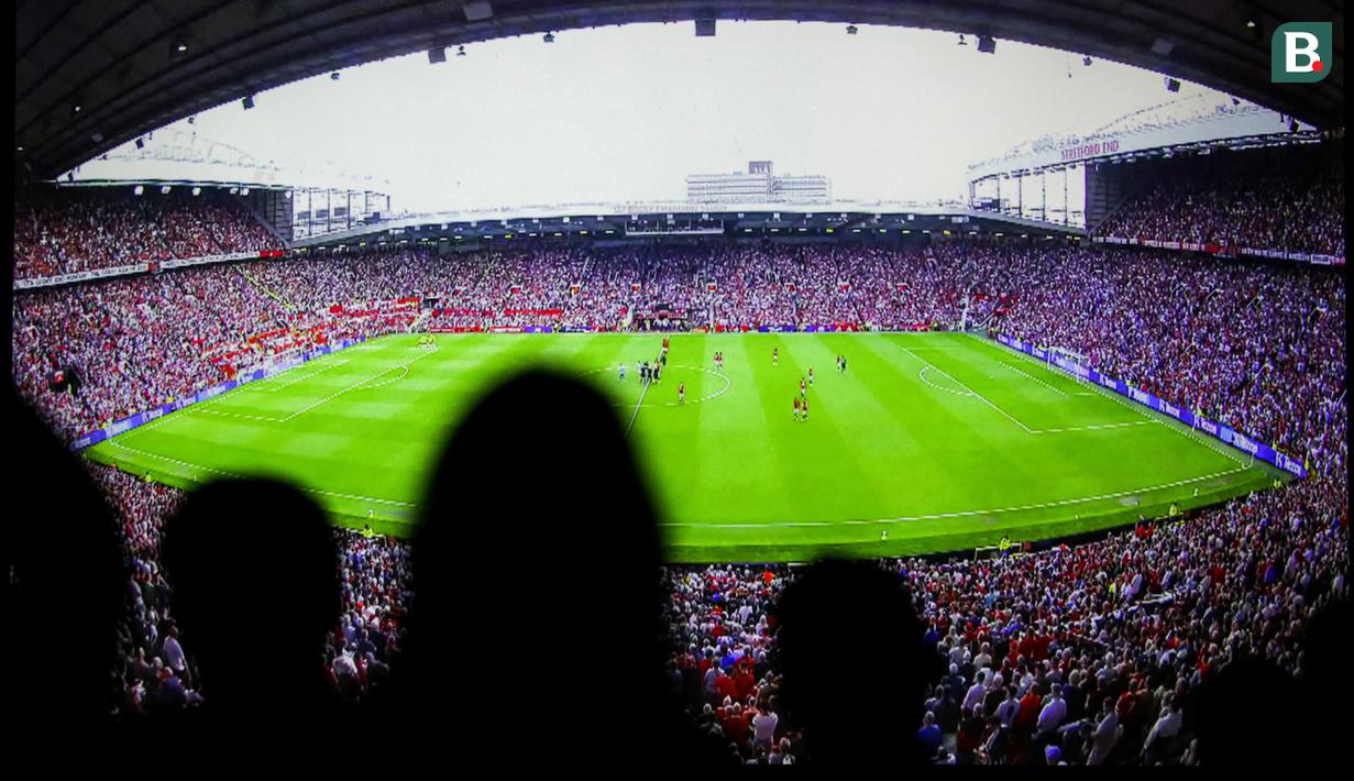 Tayangan layar pertandingan Manchester United melawan Arsenal saat Roaring Night Liga Inggris 2023/2024 melawan Arsenal di Hotel Ibis, Tanah Abang, Jakarta, Sabtu (12/05/2024). (Bola.com/Bagaskara Lazuardi)