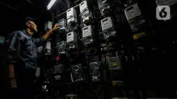 Perusahaan Listrik Negara (PLN) mengonfirmasi pemberian diskon tarif listrik 50 persen sudah dapat dinikmati pelanggan rumah tangga. (Liputan6.com/Herman Zakharia)