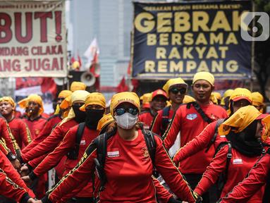 Massa yang tergabung dalam Gerakan Buruh Bersama Rakyat (GEBRAK) menggelar aksi dikawasan Patung Kuda, Jakarta, Senin (2/10/2023). (Liputan6.com/Faizal Fanani)