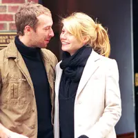 Tak ada keluarga yang diundang saat pernikahan Chris Martin dan Gwyneth Paltrow di Santa Barbara pada 5 Desember 2003 lalu. Saat itu, Gwyneth tengah hamil anak pertama. (USWeekly/Val Malone/WireImage)