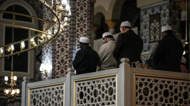 Melihat Warga Muslim Afrika Selatan Laksanakan Salat Tarawih Pertama