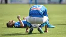 Ekspresi bek Napoli Elseid Hysaj dan Jorginho usai melawan Torino dalam pertandingan Liga Italia di San Paolo Comunal Stadium (6/5). Napoli hanya bermain imbang 2-2 saat melawan Torino. (AFP/Andreas Solaro)
