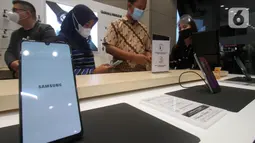 Pengunjung mencoba perangkat telpon Samsung di sela-sela peresmian Samsung Experince Store di Cilandak Town Square, Jakarta (3/11/2021). PT Global Teknologi Niaga (GTN), anak perusahaan dari Blibli, menjalin kolaborasi dengan Samsung Electronics Indonesia. (Liputan6.com/HO/Ading) 