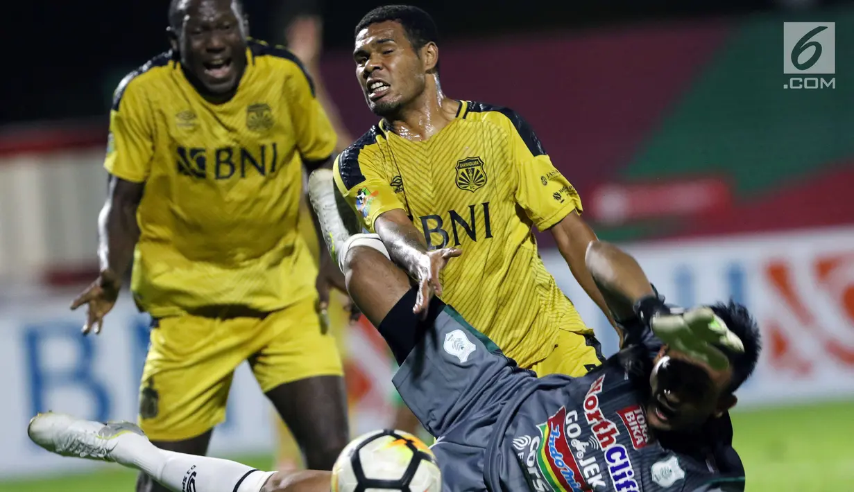 Kiper PSMS, Abdul Rohim terjatuh saat berebut bola dengan pemain tengah Bhayangkara FC, Vendry Mofu pada lanjutan Go-Jek Liga 1 Indonesia bersama Bukalapak, Stadion PTIK, Jakarta, Jumat (3/8). Bhayangkara FC unggul 3-1. (Liputan6.com/Helmi Fithriansyah)