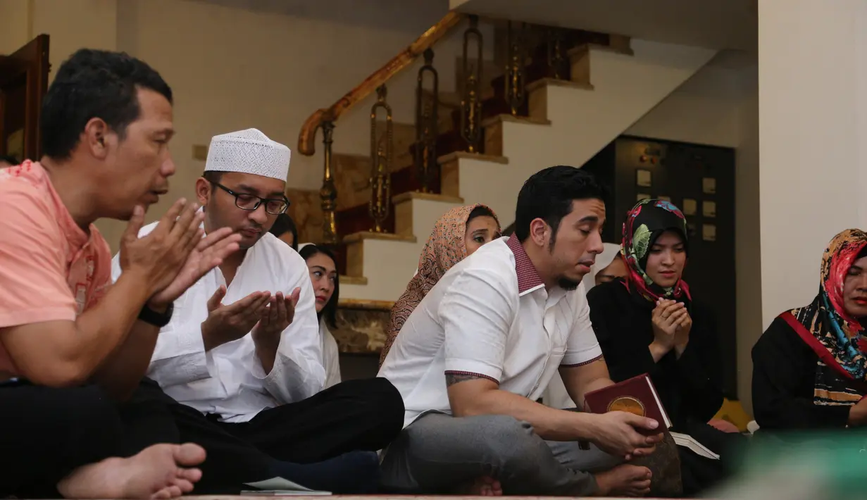 Seperti diketahui, artis senior Yana Zein menghembuskan napas terakhirnya pada Sabtu (1/6/2017). Setelah beberapa hari pulang menjalani pengobatan di China akibat kanker payudara. Yana di TPU Kampung Kandang pada 2 Juni 2017. (Adrian Putra/Bintang.com)