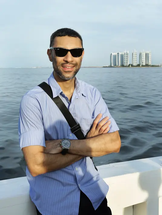 Didi Riyadi di atas Kapal Phinisi pada Kamis (13/2/2020) yang berlayar dari dermaga Baywalk, Pluit, Jakarta Utara. (Bambang E Ros/Fimela.com)