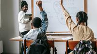 Saat orangtua turut membantu dan mendukung kegiatan pendidikan anak, mereka akan menjadi lebih percaya diri. (Foto: Pexels/Katerina Holmes)