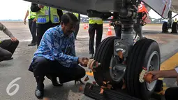 CEO Lion Group, Edward Sirait secara simbolik memecahkan kendi di ban Pesawat baru Lion Air Boeing 737 800 NG, di di Terminal 1 Bandara Soekarno Hatta, Tangerang, Rabu (19/8/2015). (Liputan6.com/Johan Tallo)