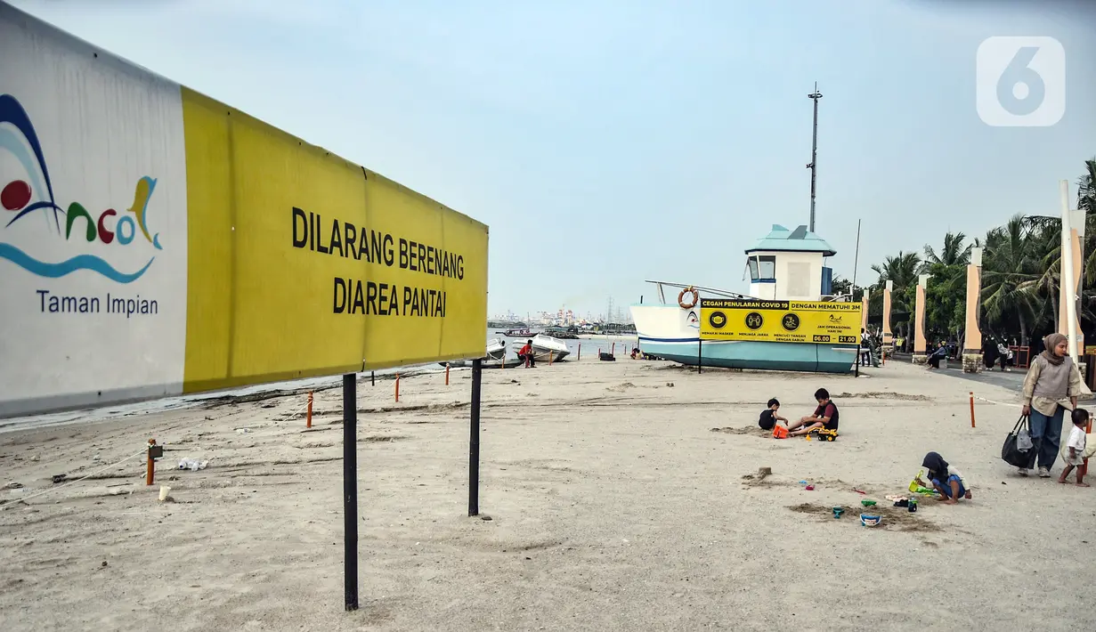 Anak-anak didampingi orangtua saat berwisata di Pantai Lagoon, Ancol, Jakarta, Kamis (21/10/2021). Salah satu aturan PPKM yang disesuaikan Pemprov DKI Jakarta adalah kembali dibukanya tempat bermain anak dan pusat hiburan. (merdeka.com/Iqbal S. Nugroho)