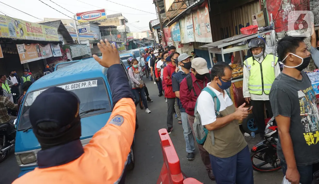 Calon penumpang antre masuk ke dalam Stasiun Citayam, Depok, Jawa Barat, Senin (8/6/2020). Memasuki fase PSBB proporsional menuju new normal Kota Depok, stasiun ramai dipadati penumpang yang kini mulai beraktivitas kembali. (Liputan6.com/Immanuel Antonius)