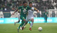 Pemain Persebaya, Catur Pamungkas berlari dikejar pemain Dewa United OJ Porteria pada lanjutan BRI Liga 1 2023/2024 hari Selasa (16/04/2024). (Aditya Wani/Bola.com)