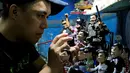 Dennis Mendoza menyelesaikan  mainan buatannya yang merupakan karakter Presiden Filipina Rodrigo Duterte di  metro Manila , Filipina,(19/7). Presiden Rodrigo Duterte mempunyai julukan ‘The Punisher’ atau Sang Penghukum. (REUTERS / Romeo Ranoco)