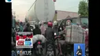 Kemacetan kian diperparah dengan banyaknya pedagang, becak, dan angkutan umum yang parkir di bahu jalan.