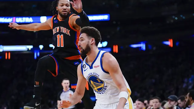Pemain Warriors Klay Thompson kesulitan menembus pertahanan Knicks pada lanjutan NBA