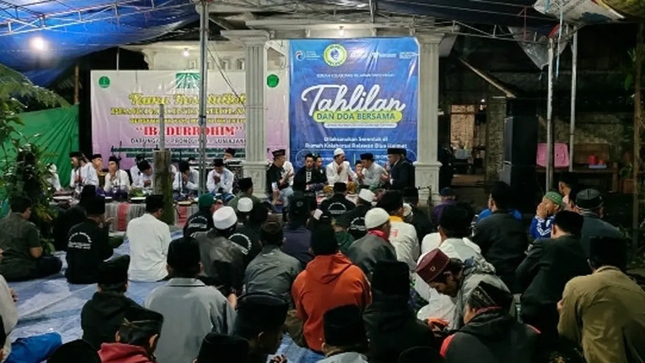 Warga dan relawan tahlil dan doa bersama di Rumah Kolaborasi Relawan Blue Helmet di Lumajang. (Istimewa)