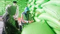 Irjen Kemendag Srie Agustina mengecek kualitas gula PT PPI Palembang (Liputan6.com/Nefri Inge)
