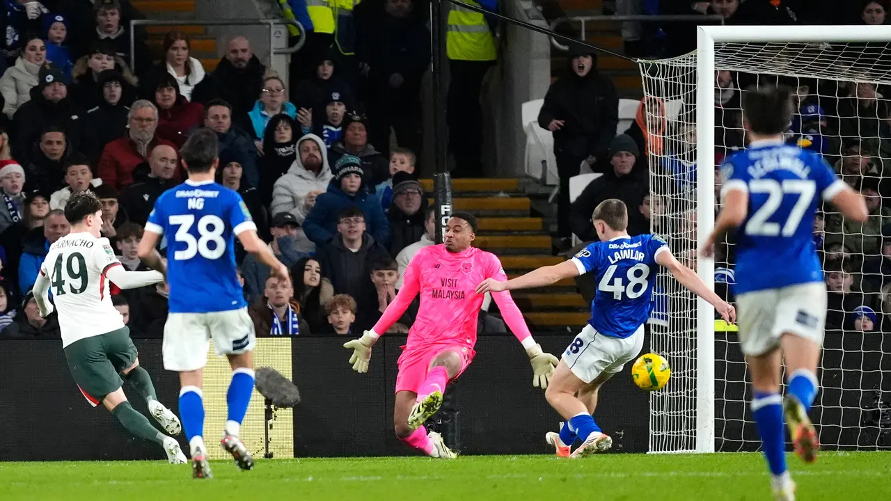 Alejandro Garnacho (kiri) mencetak gol di laga Cardiff City vs Chelsea di perempat final EFL Cup di Cardiff City Stadium, Cardiff, Rabu (17/12/2025) dini hari WIB. (Nick Potts/PA via AP)