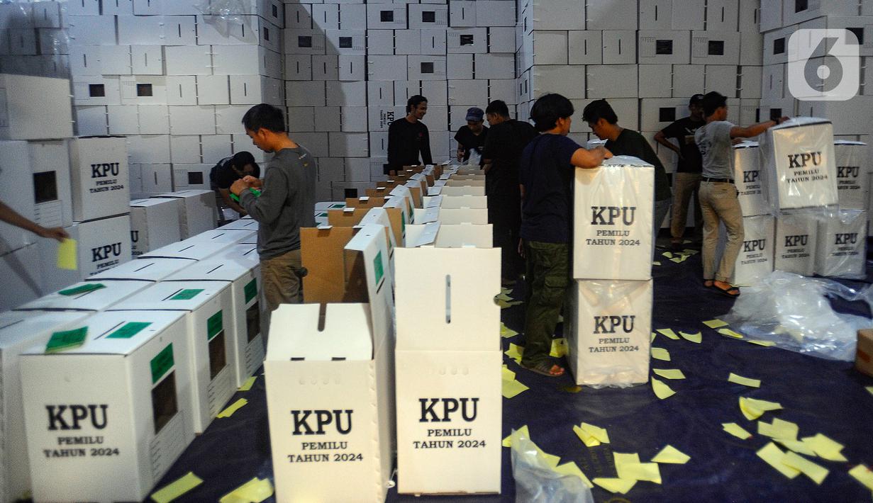 Setiap orang yang ingin masuk ke area gudang logistik KPU Kota Tangerang Selatan ini harus di data identitas dirinya oleh petugas keamanan. (merdeka.com/Arie Basuki)