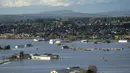Properti yang terendam banjir terlihat di Abbotsford, British Columbia, Kanada, Selasa (16/11/2021).  Banjir membuat jalan raya pelabuhan terputus hingga menjebak penumpang selama berhari-hari. (Jonathan Hayward/The Canadian Press via AP)