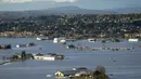 Properti yang terendam banjir terlihat di Abbotsford, British Columbia, Kanada, Selasa (16/11/2021).  Banjir membuat jalan raya pelabuhan terputus hingga menjebak penumpang selama berhari-hari. (Jonathan Hayward/The Canadian Press via AP)