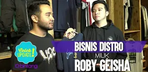 Roby Geisha jual merchandise terbaru dari band 4.20 di distronya. 