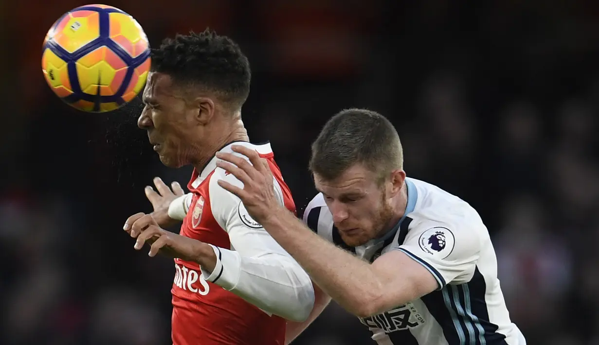 Duel pemain Arsenal, Kieran Gibbs (kiri) dan pemain West Bromwich Albion, Chris Brunt pada laga Premier League Boxing Day di Emirates Stadium, (26/12/2016). (Reuters/Toby Melville)
