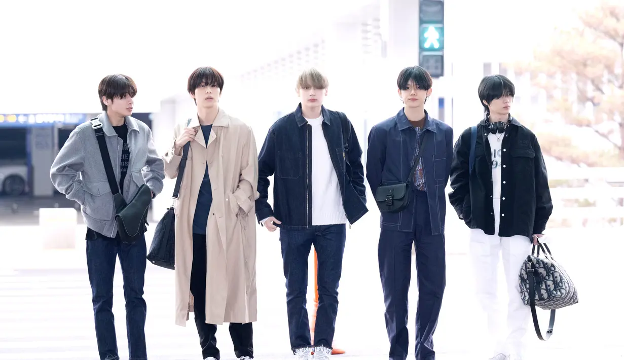 Ada juga penampilan slay para member TXT di airport. Kelima member ini juga dibalut outfit all Dior. [Foto: Document/Dior]
