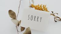 Ilustrasi minta maaf, menyesal. (Photo by Vie Studio: https://www.pexels.com/photo/white-postcard-with-sorry-message-4439465/)