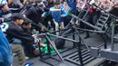 Pengunjuk rasa terlibat aksi saling dorong ketika mencoba membuka blokade aparat keamanan saat berunjuk rasa di kawasan jalan Jenderal Sudirman, Jakarta, Jumat (12/6/2026). (merdeka.com/Arie Basuki)